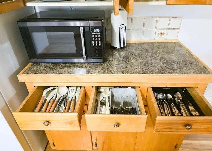 3 Bd, 2 Ba, 6-8 For Families, Near Park & Uw *