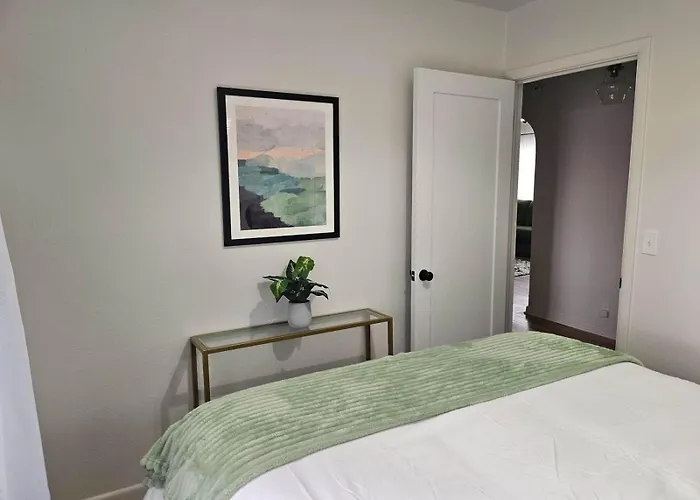 3 Bd, 2 Ba, 6-8 For Families, Near Park & Uw